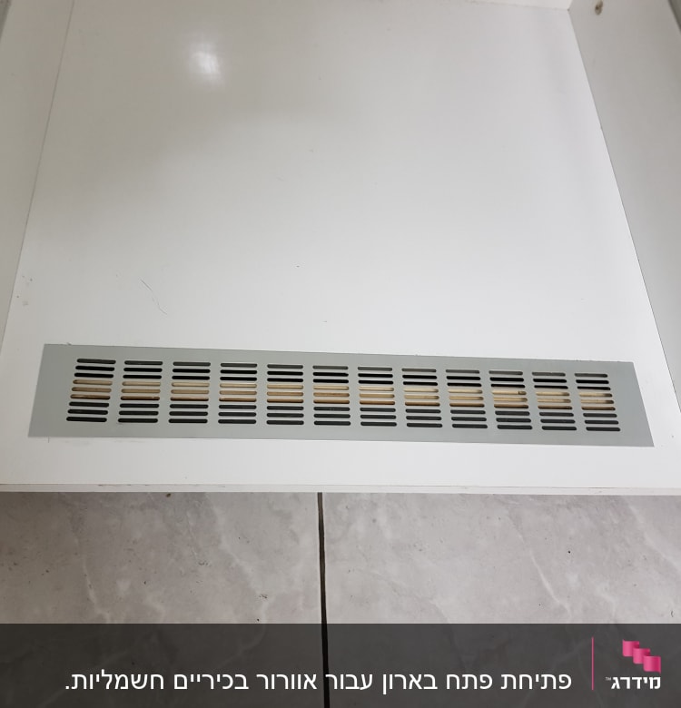 פתח אוורור במשטח עץ לבן עם ברגים